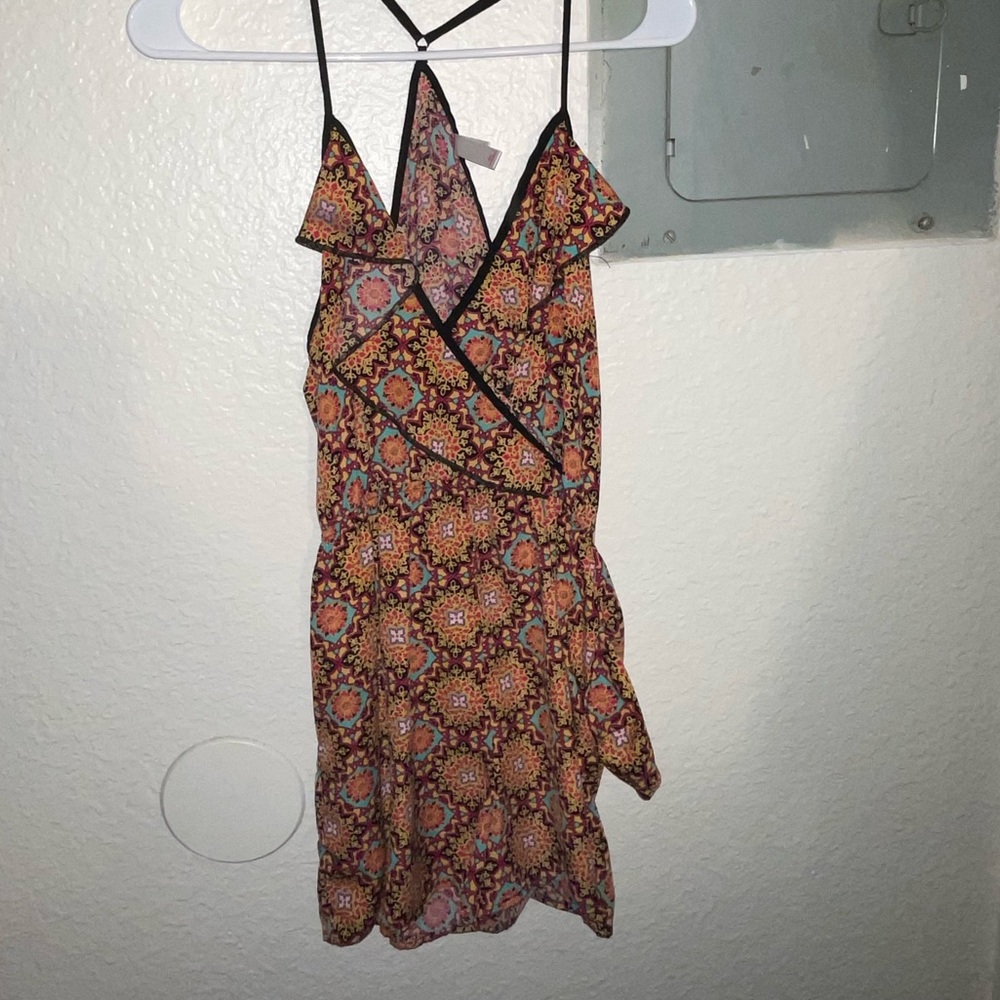 Cute flowery romper, adjustable strap, perfect for days at the beach!